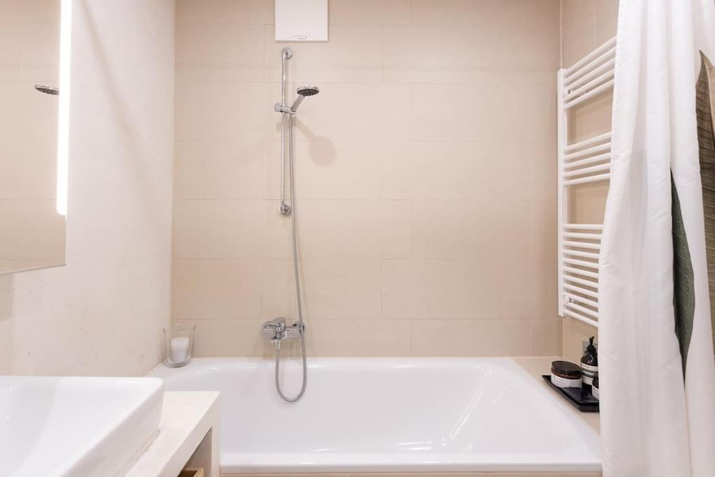 Dream - And Quiet With Ac And Free Parking Garage Appartement *